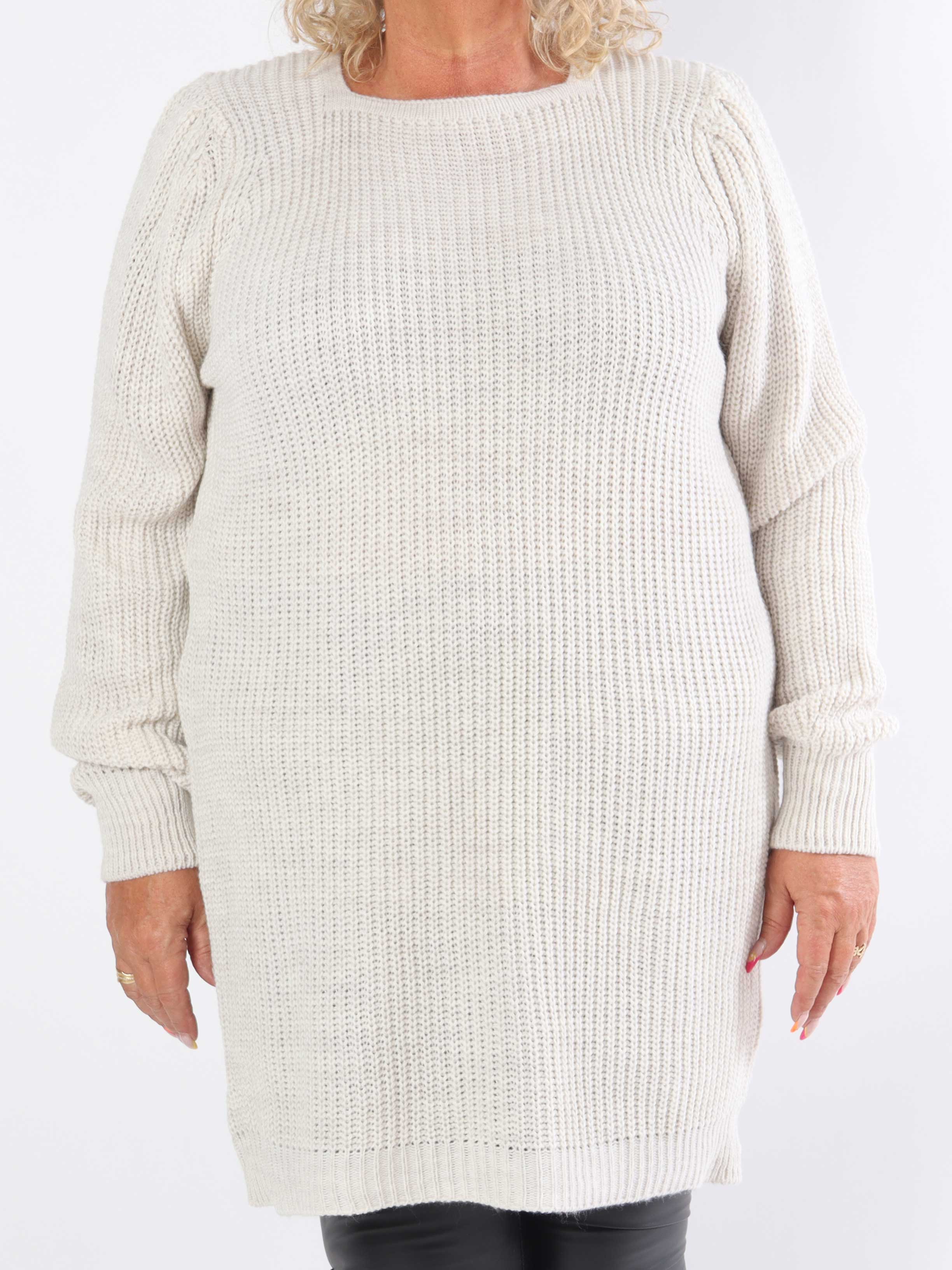 Dajana - Stickad klänning i plus size med ballongärmar